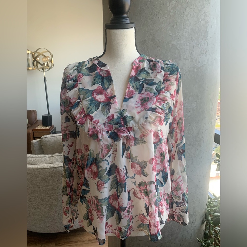 Evereve blouse in a beautiful floral pattern.  Semi-Sheer